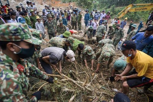 Di dời khẩn cấp người dân khỏi nơi nguy cơ sạt lở đất, lũ quét