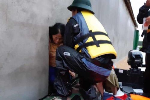 'Phá ngói' cứu dân khi nước lũ chạm nóc nhà