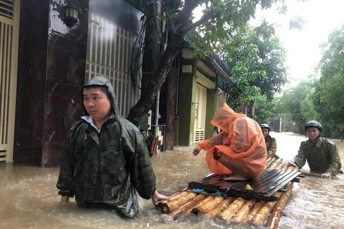 Cố băng qua đường ngập lụt, 2 thanh niên bị lũ cuốn trôi