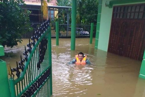 Vị chủ tịch xã ngâm mình trong nước lũ cứu hàng trăm người dân