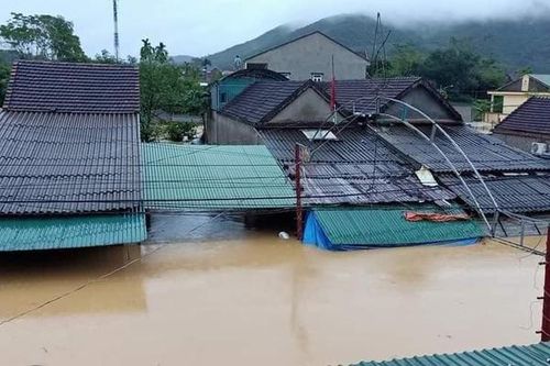 Mưa lớn, thủy điện xả lũ, nhiều ngôi nhà ở Nghệ An ngập trong biển nước
