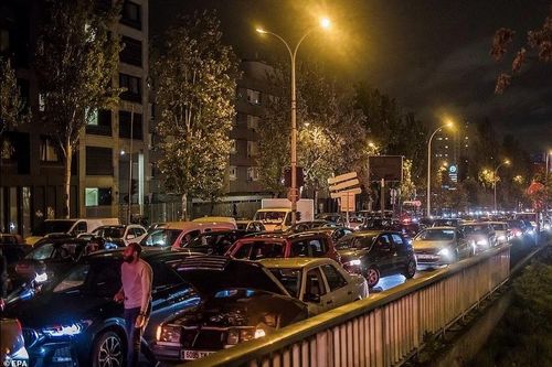 Hình ảnh hàng vạn người vội vã rời Paris tránh lệnh phong tỏa