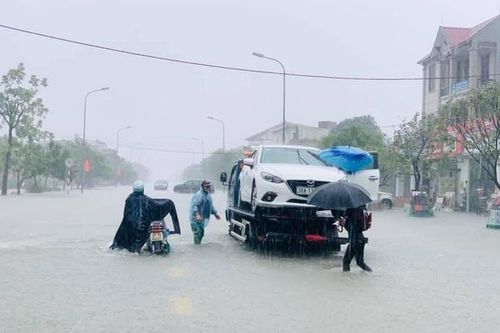 Mưa xối xả, nước lũ cuồn cuộn dâng cao ở Hà Tĩnh