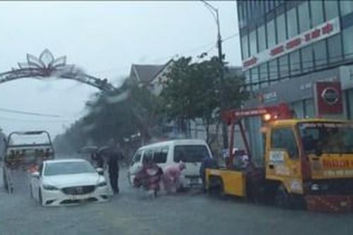 Người dân TP Hà Tĩnh lại gấp gáp chạy lụt