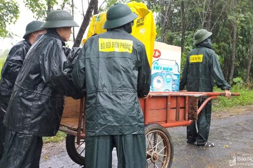 Bộ đội Biên phòng Nghệ An giúp dân chạy lũ
