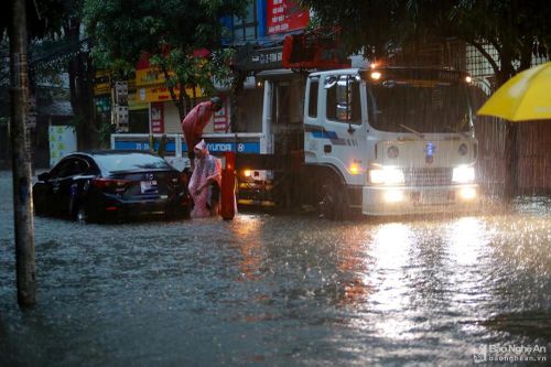 Mưa lớn do hoàn lưu bão số 9, Thành phố Vinh chìm trong biển nước