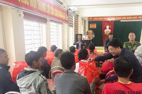 Đồng chí Nguyễn Văn Thông đi kiểm tra và trao quà cho các hộ dân sơ tán khỏi khu vực sạt lở ở Kỳ Sơn