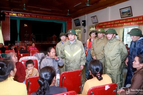Bí thư Tỉnh ủy động viên người dân ở Nghi Lộc phải sơ tán do mưa lũ