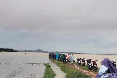 Bị nước cuốn khi đi bắt cá, cha sống sót còn con mất tích