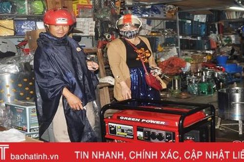 Mưa dồn lũ dập, người dân Hà Tĩnh đổ xô mua thiết bị điện dự phòng