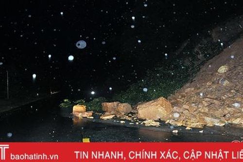 Các địa phương ở Hà Tĩnh khẩn trương di dời tránh lở núi, ngập lụt, giúp dân lợp lại mái nhà