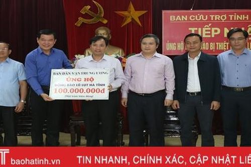 Phó Trưởng ban Dân vận Trung ương trao hỗ trợ, thăm hỏi đồng bào vùng lũ Hà Tĩnh