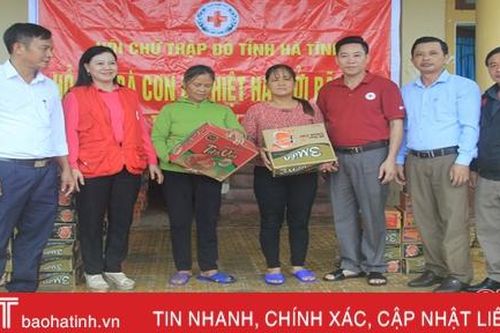 Nhiều phần quà đến với bà con bị thiệt hại do mưa lũ ở Nghi Xuân
