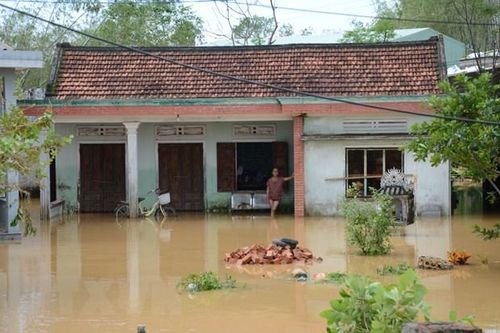 Bộ Y tế hỗ trợ các tỉnh miền Trung xử lý vệ sinh môi trường sau mưa lũ