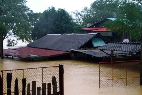 Hà Tĩnh, Nghệ An ngập chìm trong biển nước do mưa lớn