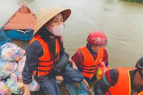 Thủy Tiên đi cứu trợ miền Trung: Giúp người cũng là giúp mình