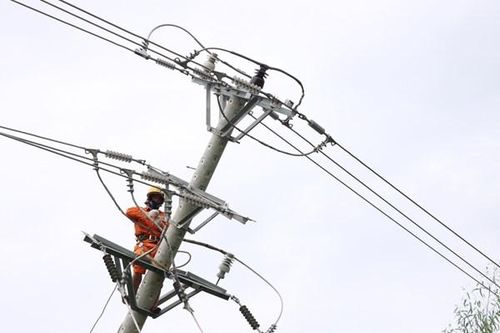 Phú Yên khắc phục sự cố, cấp điện lại cho 100% khách hàng sau bão số 9