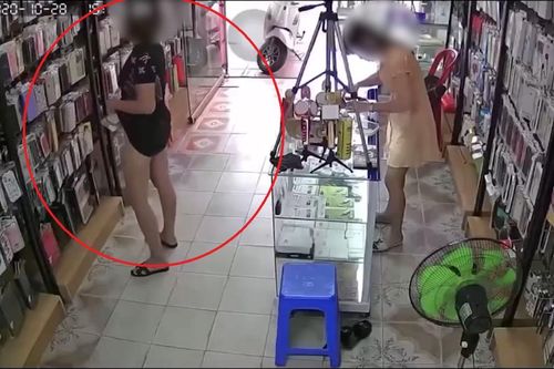 Clip: Người phụ nữ ăn diện sang trọng bất ngờ kéo váy lên để giấu trộm ốp lưng khiến dân mạng ngỡ ngàng