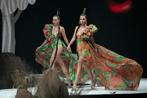 Siêu mẫu Hà Anh diện bikini bốc lửa, catwalk chặt chém cùng Minh Triệu trên sàn diễn