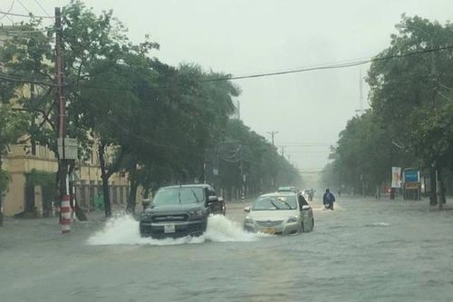 Mưa lớn kéo dài suốt đêm, TP Vinh ngập nước trên diện rộng
