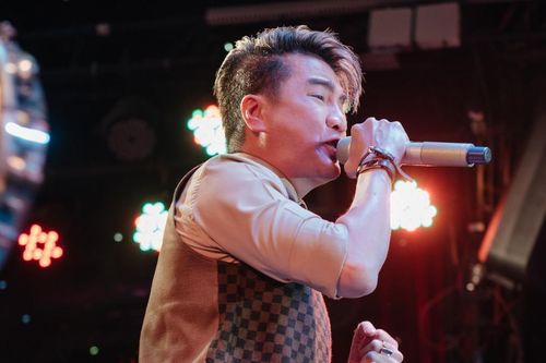 Đàm Vĩnh Hưng đấu giá 'đồ quý' trong đêm nhạc gây quỹ cứu trợ miền Trung
