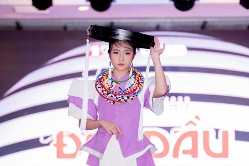 Mẫu nhí gây ấn tượng mạnh với áo dài cách tân và mấn độc lạ