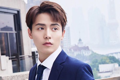 Mã Thiên Vũ mang theo hơn 30 bảo vệ dù chẳng có fan nào xuất hiện
