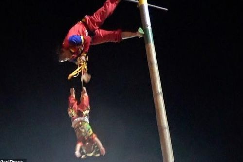Bé gái 2 tuổi bị treo ngược ở độ cao 9m trong lễ hội, tung lên hứng xuống như búp bê