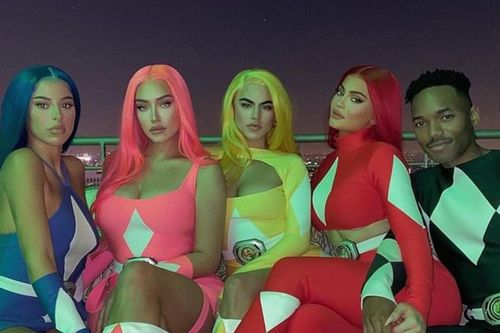 Kylie Jenner hóa trang Halloween với trang phục 5 anh em siêu nhân với mái tóc đỏ rực