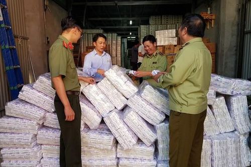 Phát hiện trên 4.000 gói băng vệ sinh giả đang bày bán trên thị trường