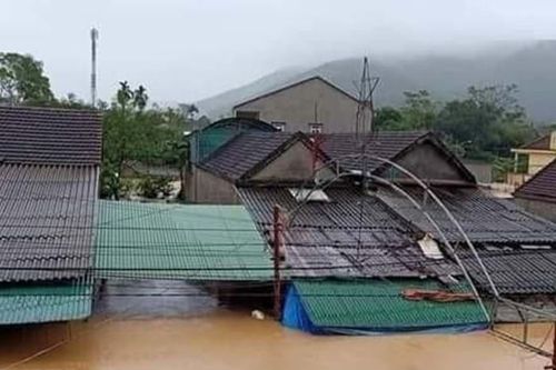 Nghệ An: Ngập lụt diện rộng, nước dâng đến tận nóc nhà dân