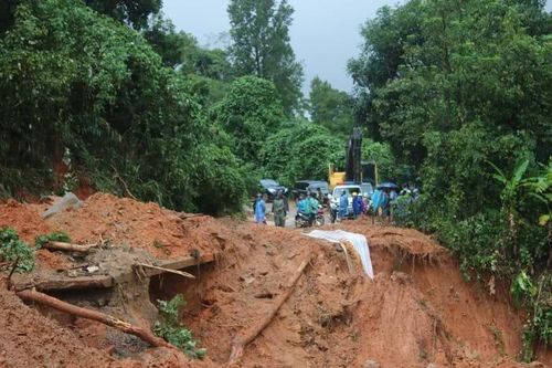 Bão số 9 khiến nhiều tuyến đường sạt lở, giao thông bị ùn tắc, thiệt hại hàng trăm tỷ đồng