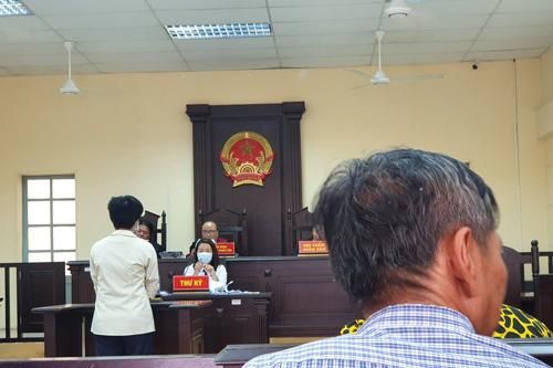 Phút sa chân của đứa con bị hất hủi