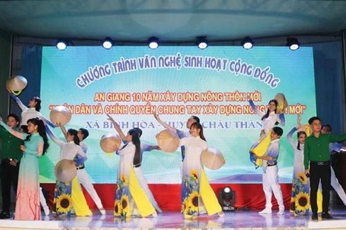 Chương trình văn nghệ sinh hoạt cộng đồng 'Nhân dân và chính quyền chung tay xây dựng nông thôn mới'