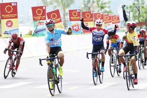 Loic Desriac vẫn mặc áo vàng