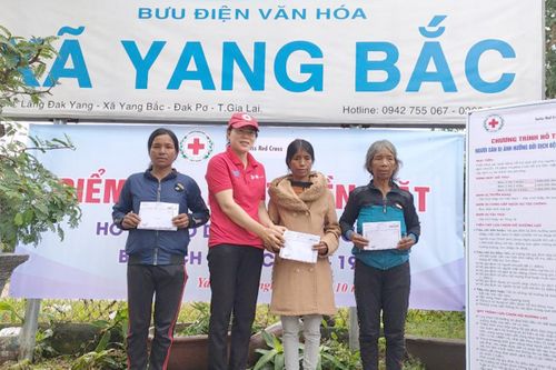 Hỗ trợ 370 triệu đồng cho người dân Đak Pơ bị ảnh hưởng bởi dịch Covid-19
