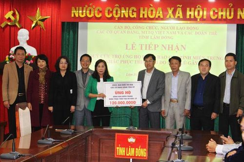 Ủng hộ đồng bào miền trung 230 triệu đồng