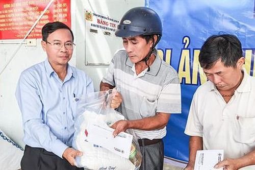 Chia sẻ khó khăn với người dân vùng bị lũ lụt