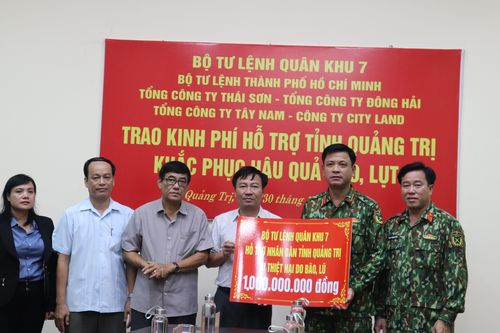 Bộ Tư lệnh Quân khu 7 hỗ trợ 2,1 tỉ đồng cho người dân vùng lũ Quảng Trị
