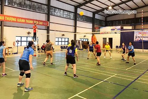 Yên Châu tổ chức giải bóng chuyền hơi trung, cao tuổi