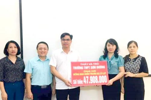 Các trường học ủng hộ đồng bào miền Trung trên 556 triệu đồng