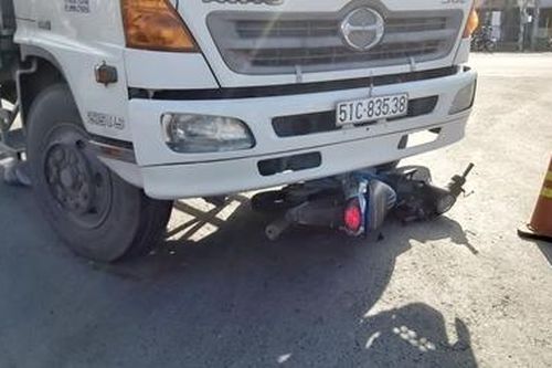 Xe tải va chạm xe máy trên QL1A, 3 người thương vong