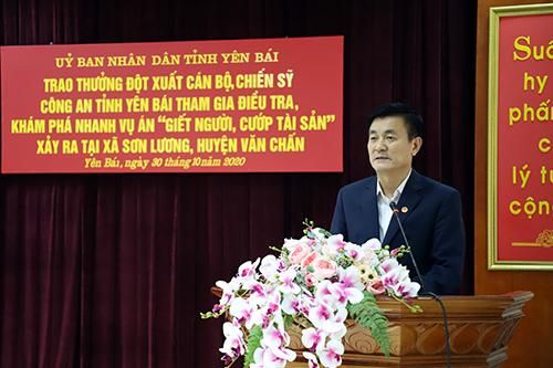 Khen thưởng đột xuất cho CBCS Công an tỉnh Yên Bái
