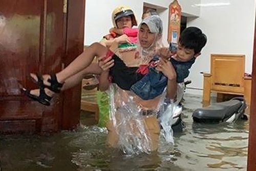 Công an, quân đội tập trung lực lượng cứu hộ, cứu nạn người dân trong lũ
