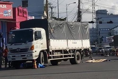 Xe máy rơi vào 'điểm mù' của xe tải, 2 người tử vong thương tâm