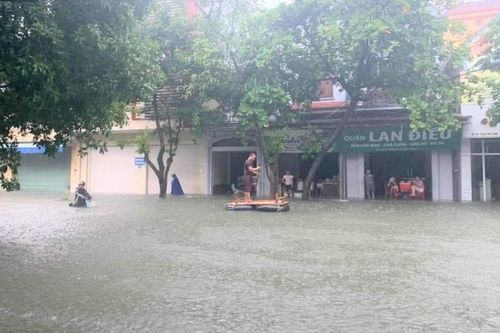 Sau một đêm mưa lớn, nhiều tuyến đường ở TP Vinh biến thành sông
