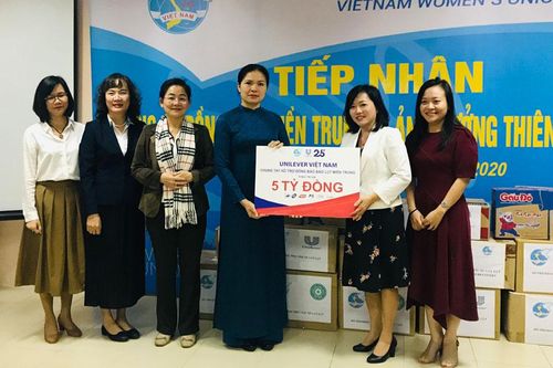 Các cấp hội phụ nữ quyên góp ủng hộ đồng bào miền Trung hơn 20 tỷ đồng