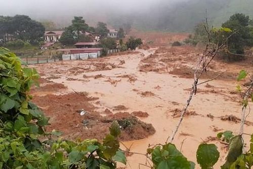 Núi Tà Bang (Quảng Trị) xuất hiện vết nứt, di dời khẩn cấp nhiều hộ dân