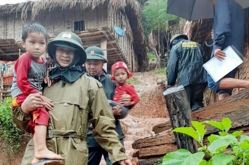 Các huyện miền núi Nghệ An xuất hiện hàng chục điểm sạt lở, di dời hàng trăm hộ dân