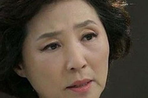 Đang dấm dúi gửi tiền về đằng ngoại, nàng dâu bị mẹ chồng giật phăng cái ví, sự việc diễn ra sau đó giúp cô nhìn ra bản chất thật của bà